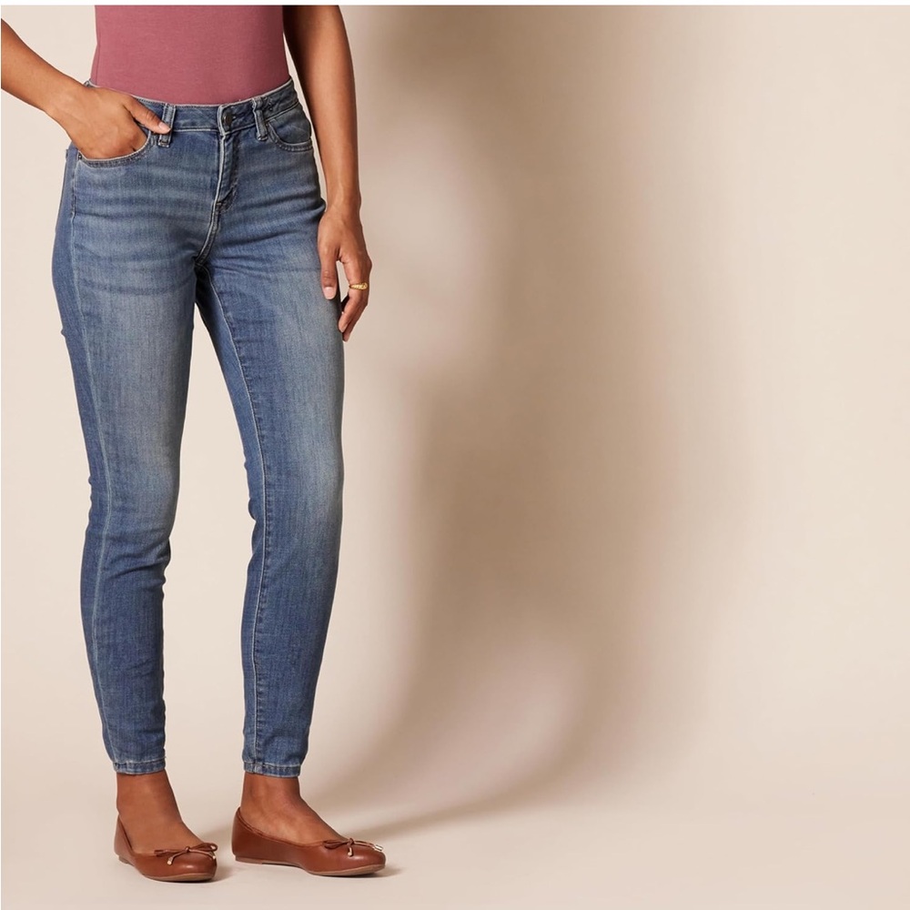 Amazon Essentials Women's Skinny Jeans in Blue